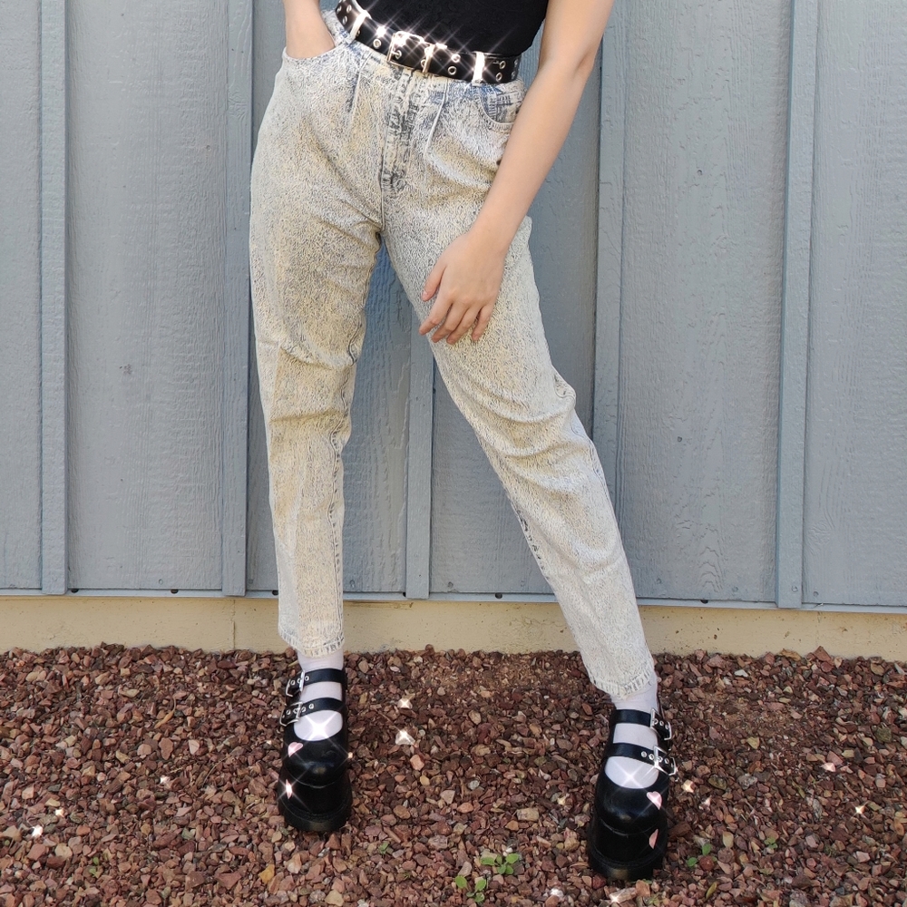 Acid wash vintage 80s mom jeans